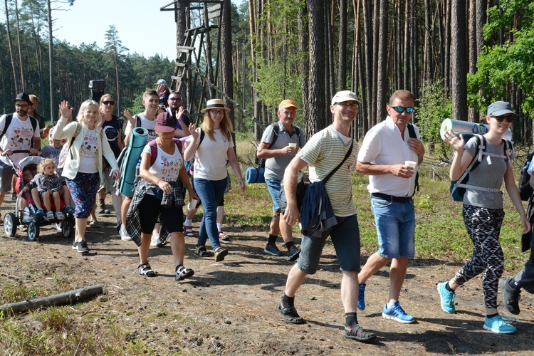 Pielgrzymi na leśnych ścieżkach