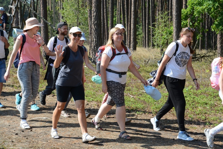 Pielgrzymi na leśnych ścieżkach