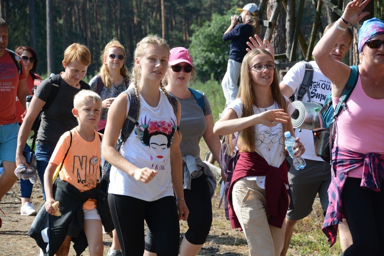 Pielgrzymi na leśnych ścieżkach