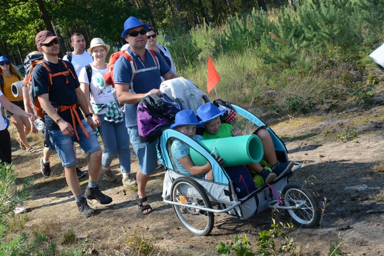 Pielgrzymi na leśnych ścieżkach