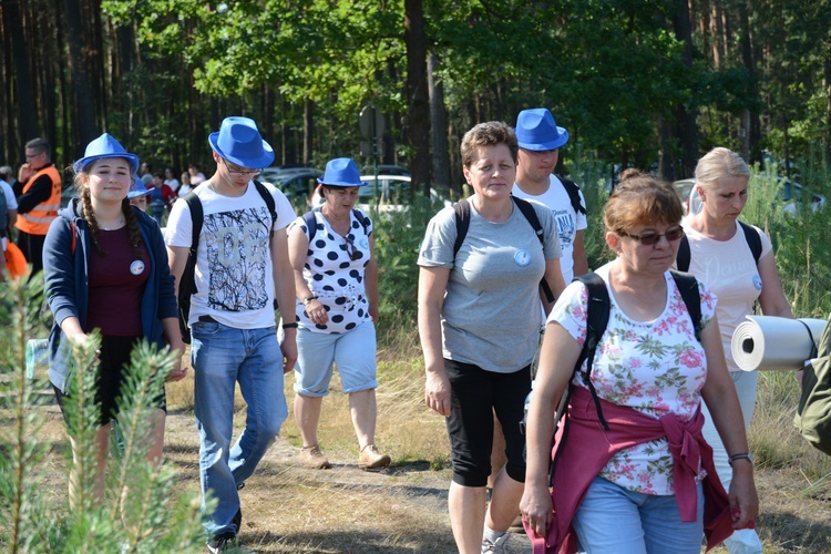 Pielgrzymi na leśnych ścieżkach