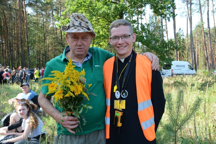 Pielgrzymi na leśnych ścieżkach