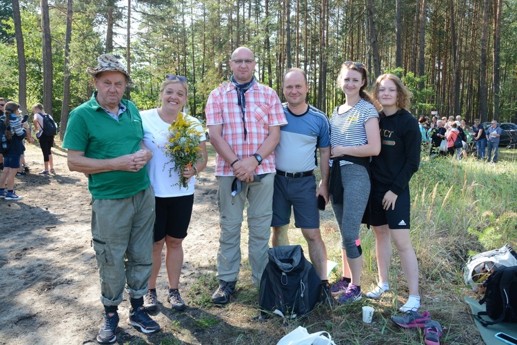 Pielgrzymi na leśnych ścieżkach