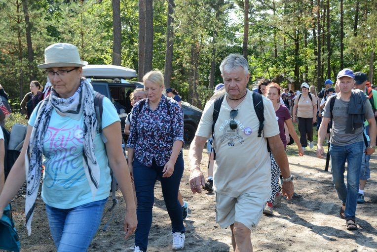 Pielgrzymi na leśnych ścieżkach