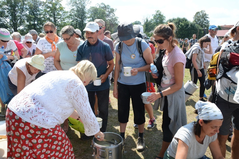 Pielgrzymkowy obiad w Gwoździanach