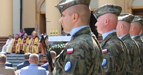 Obchody rozpoczęła Msza św. przed kościołem garnizonowym.