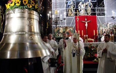 Abp Marek Jędraszewski poświęcił dzwon "Józef z Nazaretu"