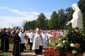 Na rychwałdzkich błoniach bp Piotr Greger pobłogosławił figurę Matki Bozej Niepokalanej, ufundowaną przez rodzinę Stopyrów.