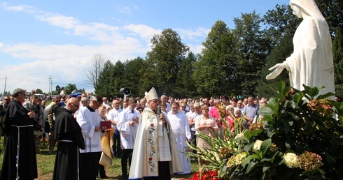 Na rychwałdzkich błoniach bp Piotr Greger pobłogosławił figurę Matki Bozej Niepokalanej, ufundowaną przez rodzinę Stopyrów.