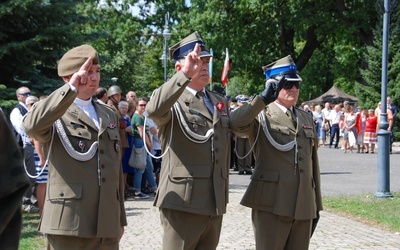 Po Mszy św. pod pomnikiem Niepodległości oficjalne delegacje złożyły kwiaty.