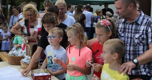 Losy loterii fantowej to co roku jedna z głównych atrakcji pikniku parafialnego na rzecz zabytkowego kościoła w Głębowicach.