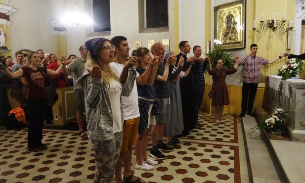 Pielgrzymka na Jasną Górę. Na zakończenie pierwszego dnia na nowo wybrali Jezusa