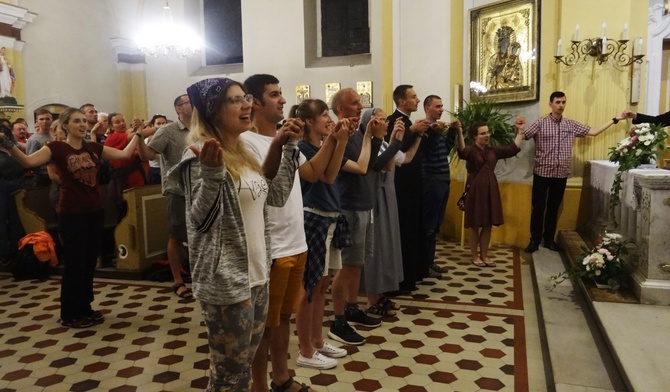 Pielgrzymka na Jasną Górę. Na zakończenie pierwszego dnia na nowo wybrali Jezusa