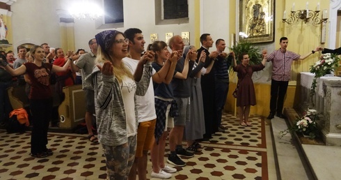 Pielgrzymka na Jasną Górę. Na zakończenie pierwszego dnia na nowo wybrali Jezusa