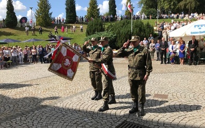 Wojsko oraz służby mundurowe licznie reprezentowały poczty sztandarowe.