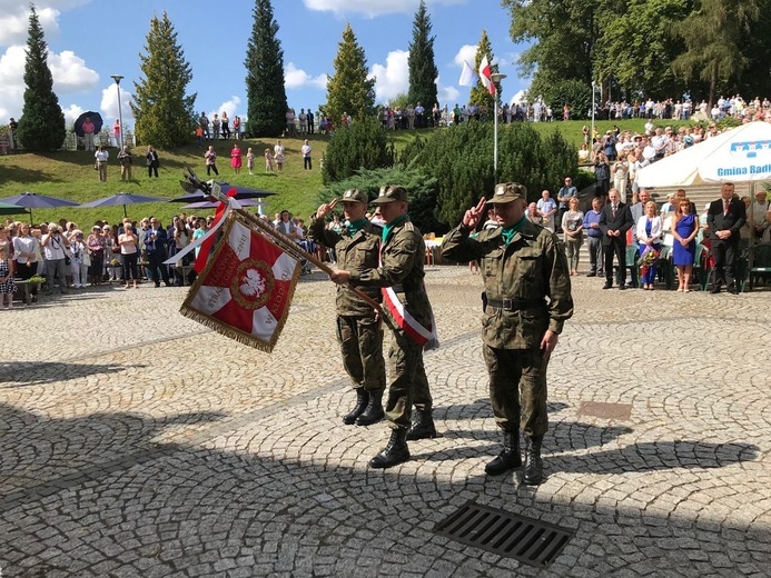 Wojsko oraz służby mundurowe licznie reprezentowały poczty sztandarowe.