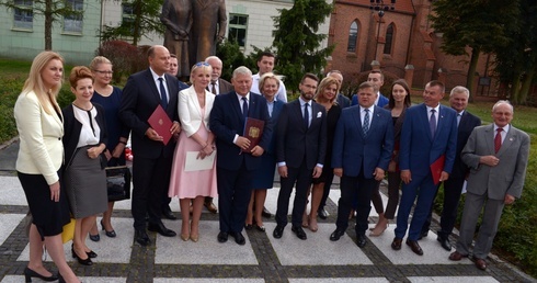 Prezentacja radomskich kandydatów odbyła się podczas konferencji prasowej, zorganizowanej przed pomnikiem pary prezydenckiej Marii i Lecha Kaczyńskich oraz ofiar katastrofy smoleńskiej.