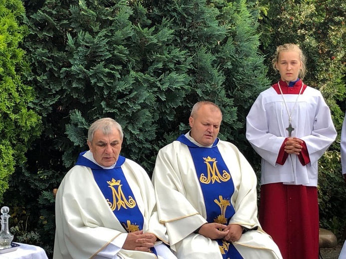 Pielgrzymka ze Świdnicy i modlitwa przy figurze Maryi w Witoszowie