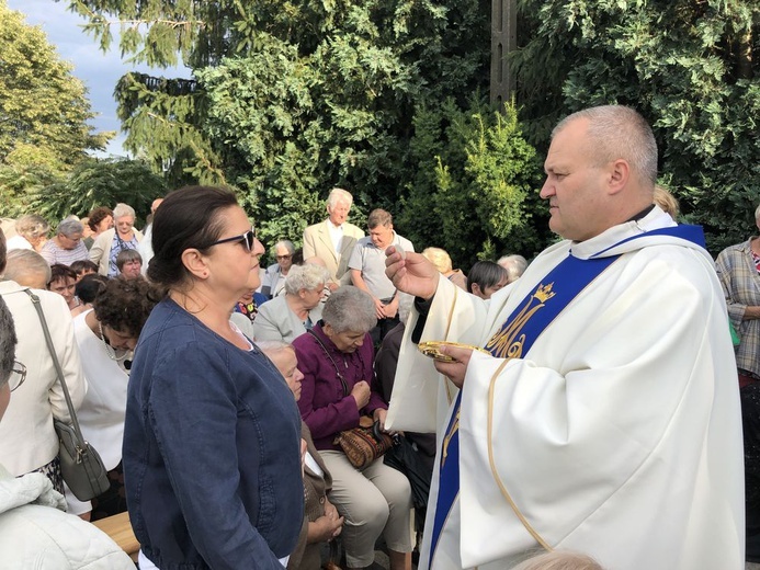 Pielgrzymka ze Świdnicy i modlitwa przy figurze Maryi w Witoszowie