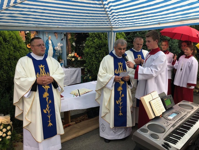 Pielgrzymka ze Świdnicy i modlitwa przy figurze Maryi w Witoszowie