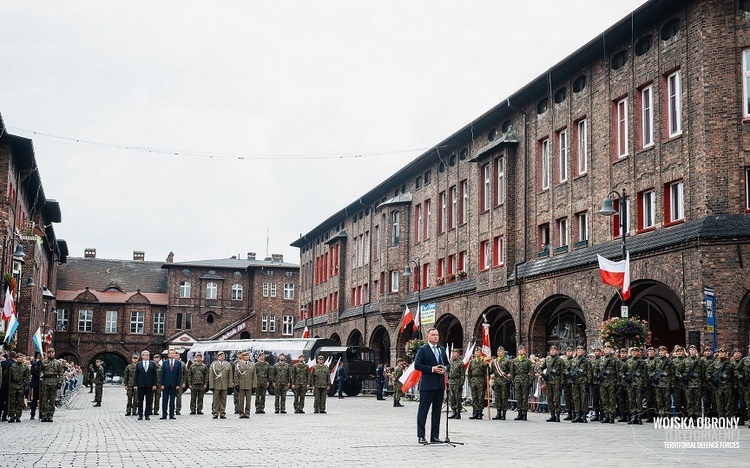 Przysięga śląskich terytorialsów na Nikiszowcu