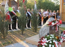 Uczestnicy złożą kwiaty pod obeliskiem przy plebanii - muzeum w Pelagowie-Trablicach. 