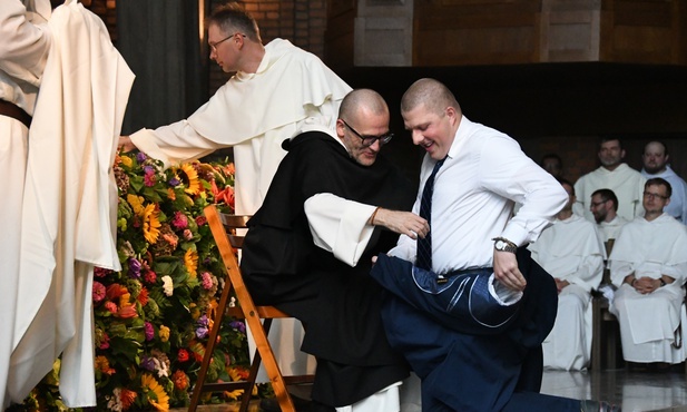Obłóczyny u dominikanów. Wybrali skrajne wariactwo