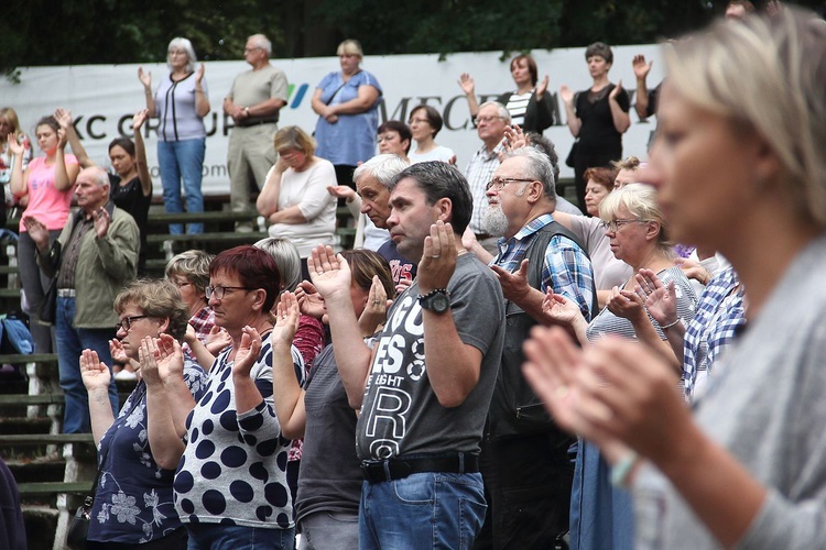 Wieczór chwały z modlitwą za chorych w Czaplinku cz. 1