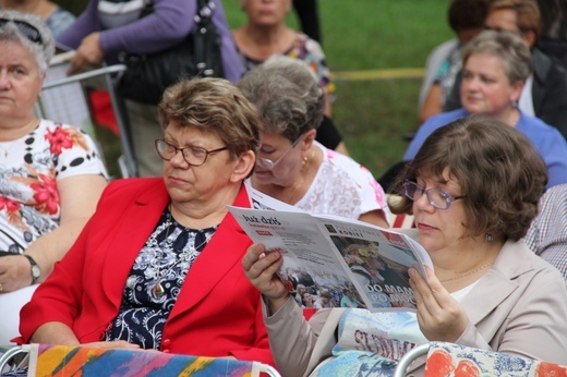 Pielgrzymka kobiet - zapełnia sie piekarskie wzgórze