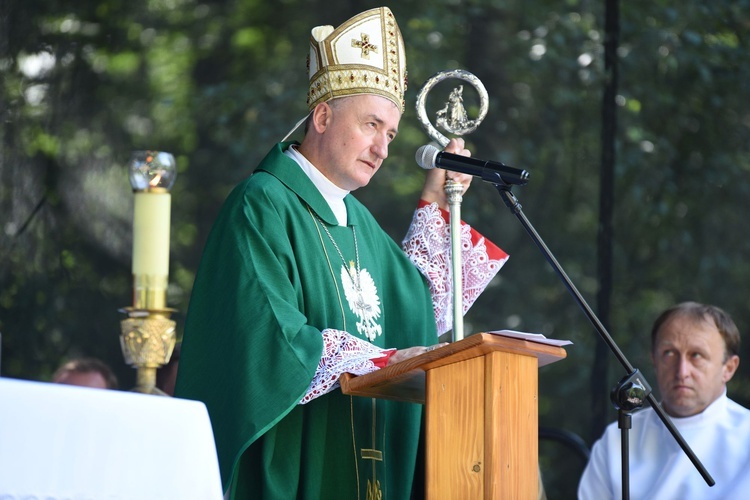 Biskup Andrzej Jeż wygłasza homilię.