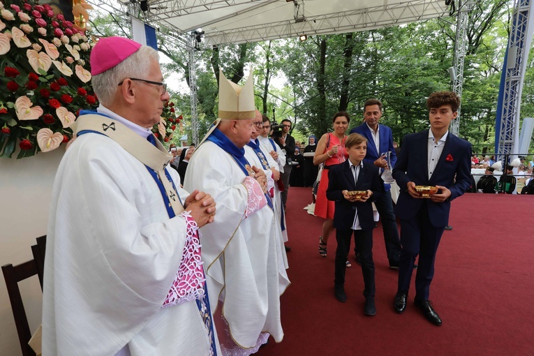 Piekarska pielgrzymka kobiet część 1.