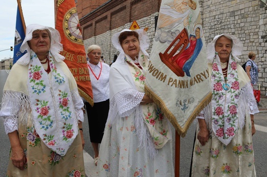 Piekarska pielgrzymka kobiet część 1.