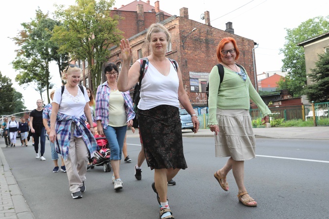 Piekarska pielgrzymka kobiet część 1.