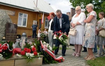 Wiązankę kwiatów przy kamieniu upamiętniającym kapłana męczennika składają przedstawiciele Stowarzyszenia "Radomski Czerwiec '76".