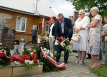 Wiązankę kwiatów przy kamieniu upamiętniającym kapłana męczennika składają przedstawiciele Stowarzyszenia "Radomski Czerwiec '76".