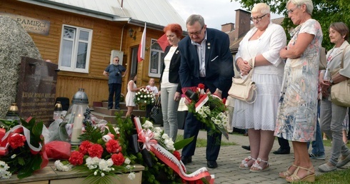 Wiązankę kwiatów przy kamieniu upamiętniającym kapłana męczennika składają przedstawiciele Stowarzyszenia "Radomski Czerwiec '76".