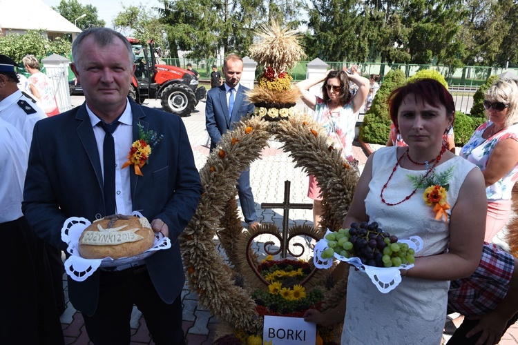 Państwo Kapinosowie byli starostami dożynek.