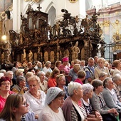 W maryjnym spotkaniu wzięło udział  ponad 1000 osób,  w tym ok. 50 kapłanów.