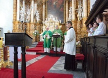 Pielgrzymi rozpoczęli swoją wędrówkę w jeleniogórskiej farze, bazylice mniejszej pw. Świętych Erazma i Pankracego.