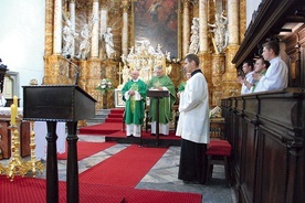 Pielgrzymi rozpoczęli swoją wędrówkę w jeleniogórskiej farze, bazylice mniejszej pw. Świętych Erazma i Pankracego.