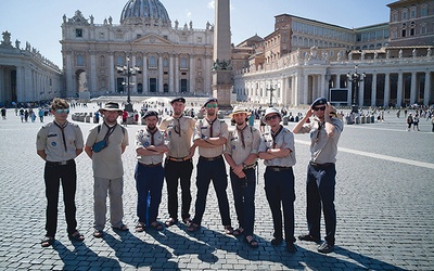 U celu – nasi harcerze na placu św. Piotra w Watykanie.