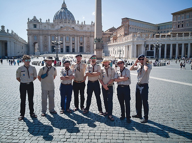 U celu – nasi harcerze na placu św. Piotra w Watykanie.