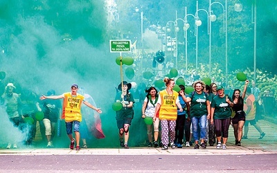 Spektakularne wejście grup na szczyt Jasnej Góry.