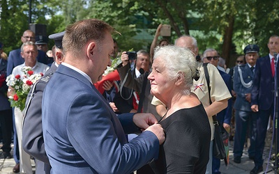 Odznaczenie przyjmuje Barbara Lisowska-Paterek, córka polskiego żołnierza z września 1939 roku.