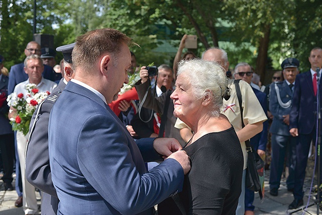 Odznaczenie przyjmuje Barbara Lisowska-Paterek, córka polskiego żołnierza z września 1939 roku.