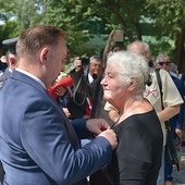 Odznaczenie przyjmuje Barbara Lisowska-Paterek, córka polskiego żołnierza z września 1939 roku.