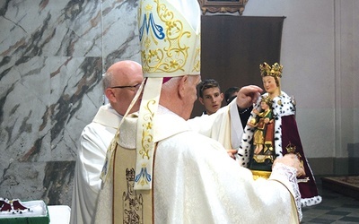 Ordynariusz świdnicki z okazji uroczystości podarował Matce Bożej nowe szaty.