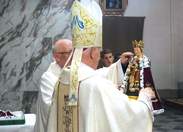 Ordynariusz świdnicki z okazji uroczystości podarował Matce Bożej nowe szaty.