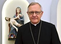 W kaplicy biskupiej znajduje się wierna kopia skrzatuskiej Piety.