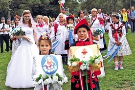 ▲	W procesjach uczestniczyły asysty reprezentujące różne parafie.